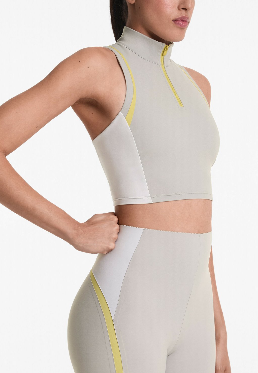 

Топ COMPRESSIVE BLOCK TANK OYSHO, серый