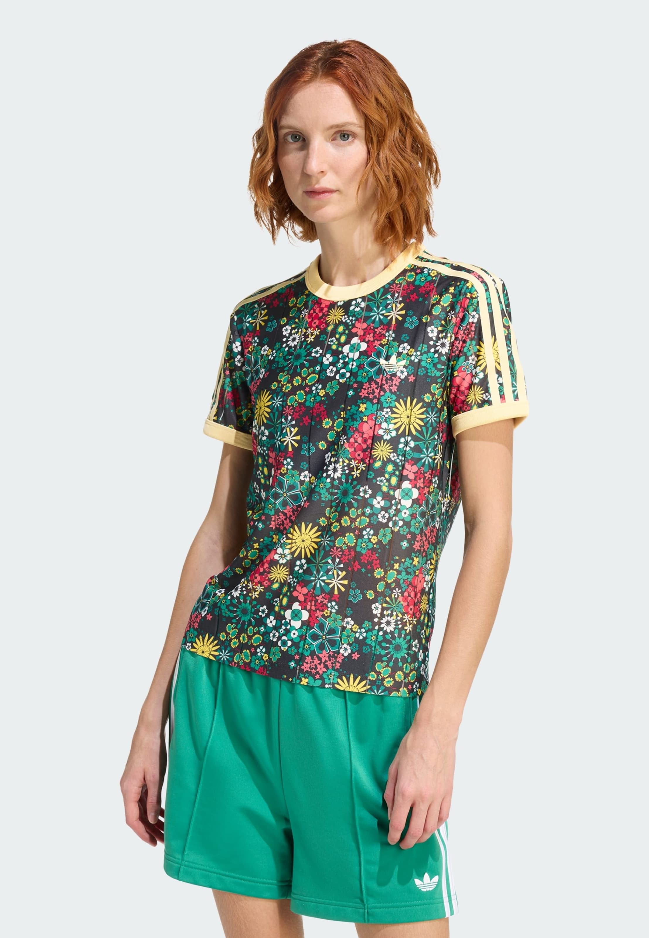 Футболка 'Adidas Originals x Liberty London' в черном цвете — фото 2