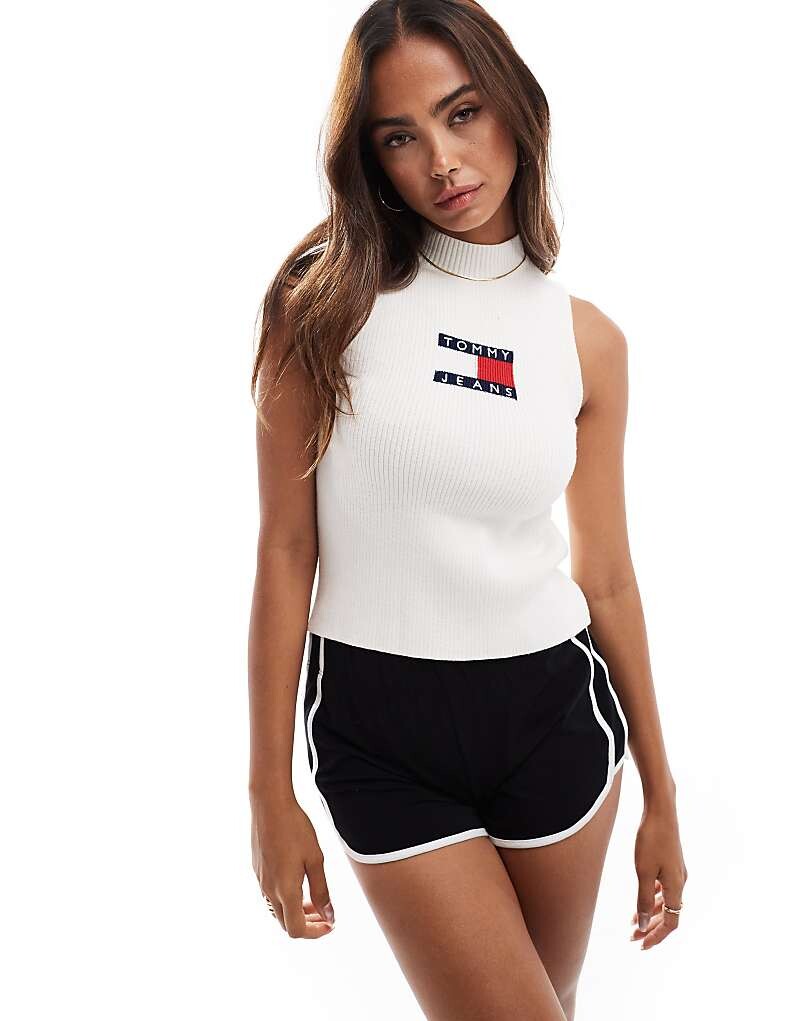 

Белый вязаный топ без рукавов с логотипом и флагом Tommy Jeans