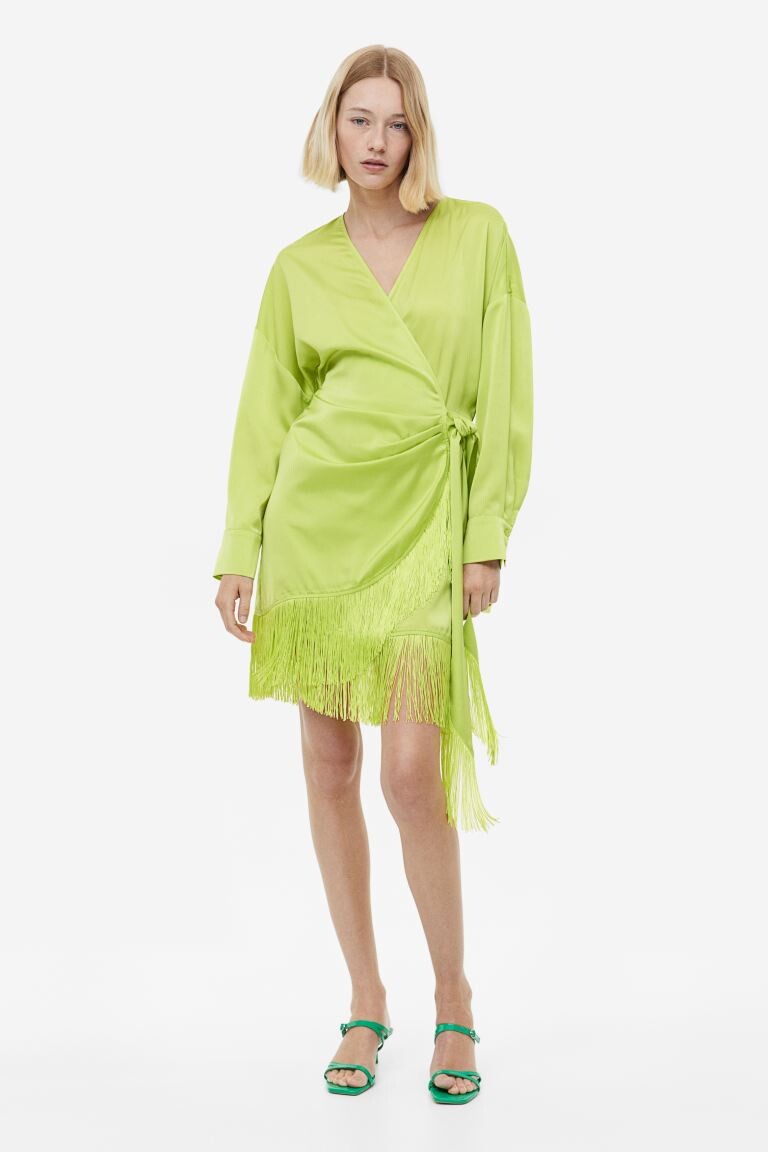 

Атласное платье с запахом и кисточками H&M