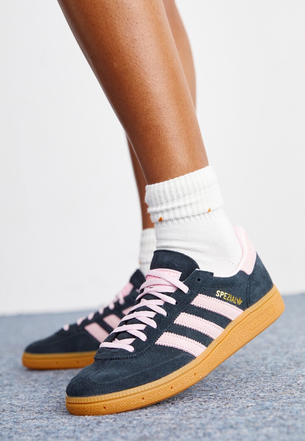 Кроссовки Handball Spezial Unisex adidas Originals, основной черный/прозрачно-розовый — фото 4