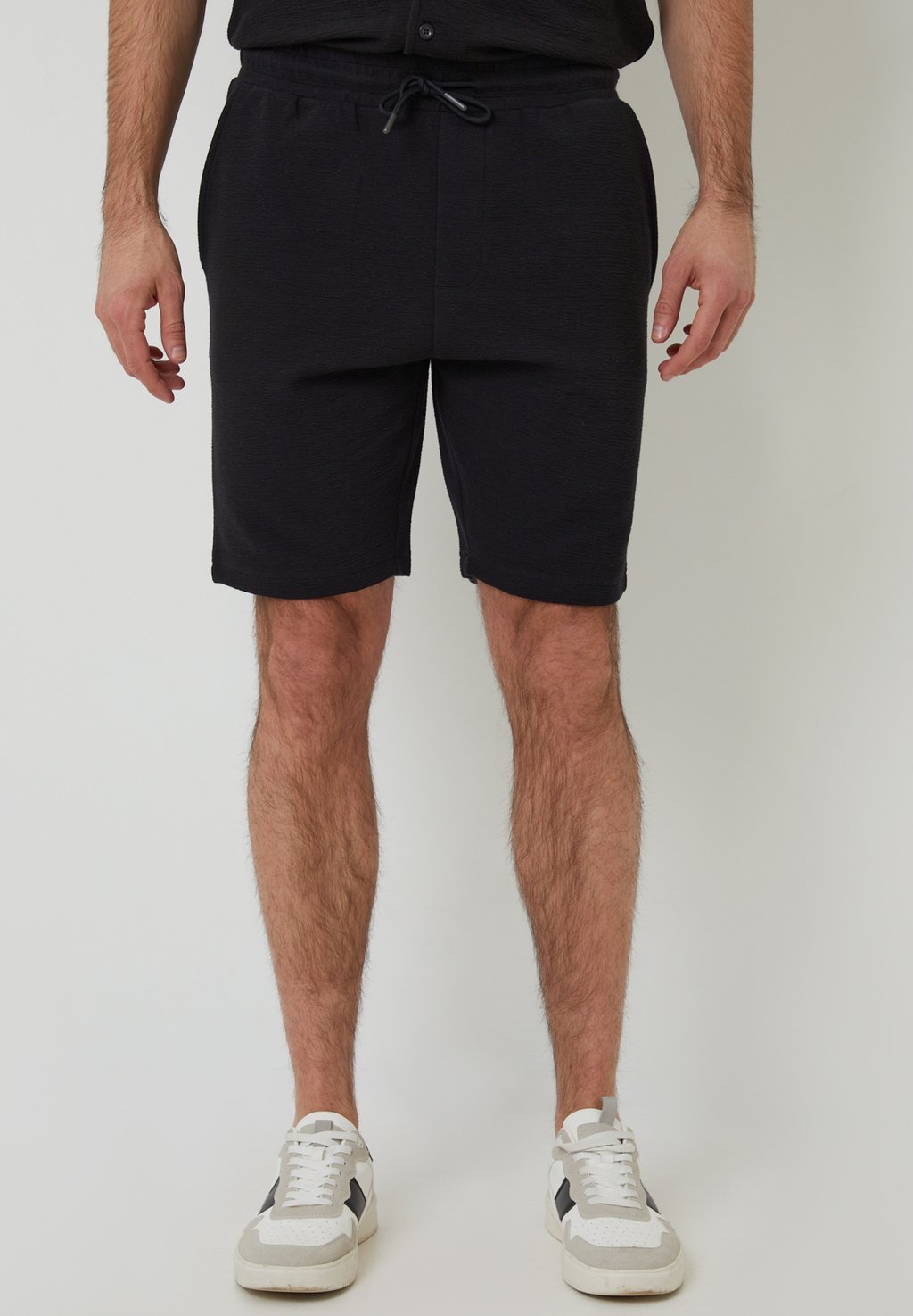 

Шорты Keasley - Tracksuit bottoms Threadbare, черный
