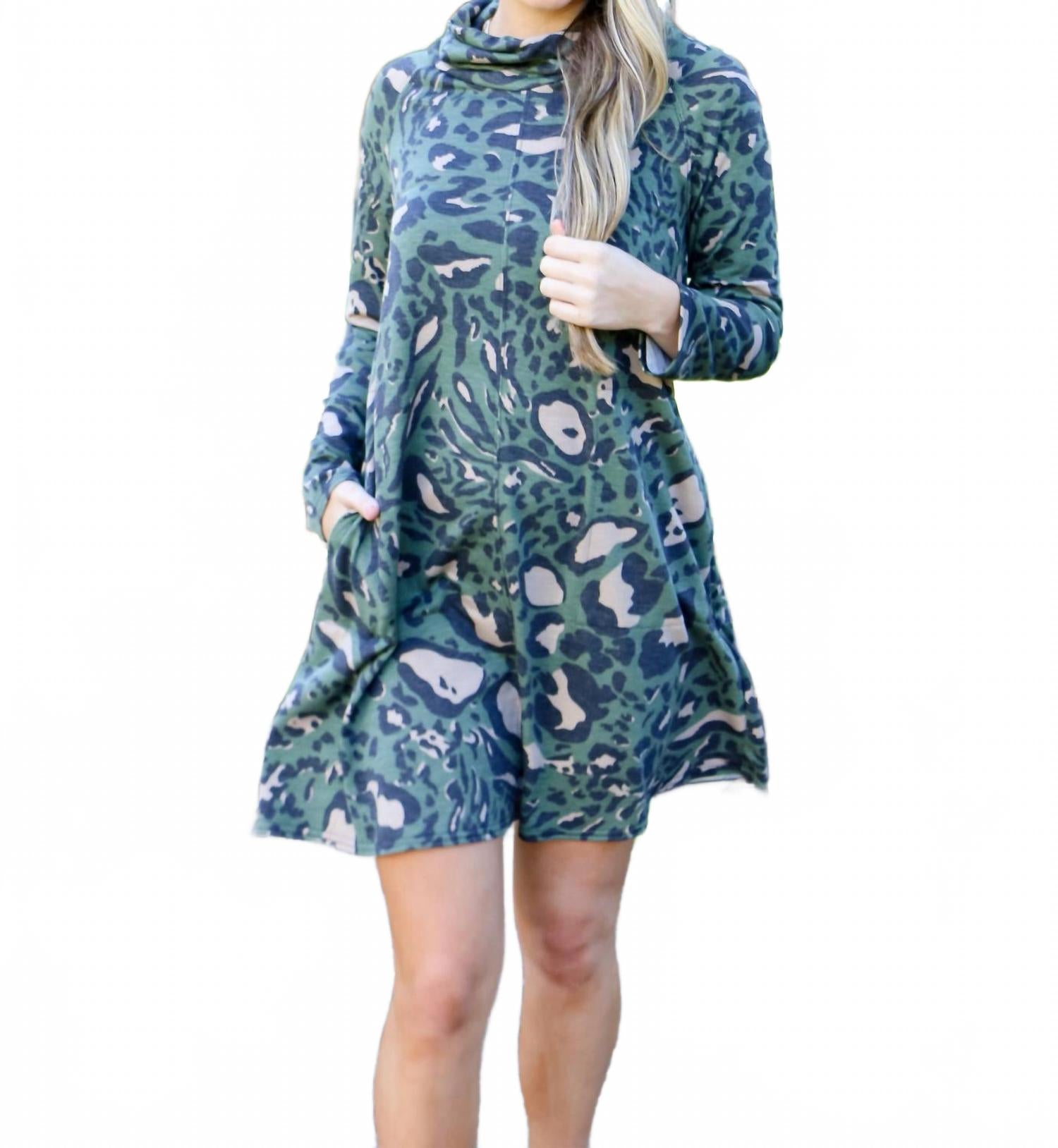 

Неотразимые моменты Леопардовое мини-платье в зеленом цвете Ivy Jane