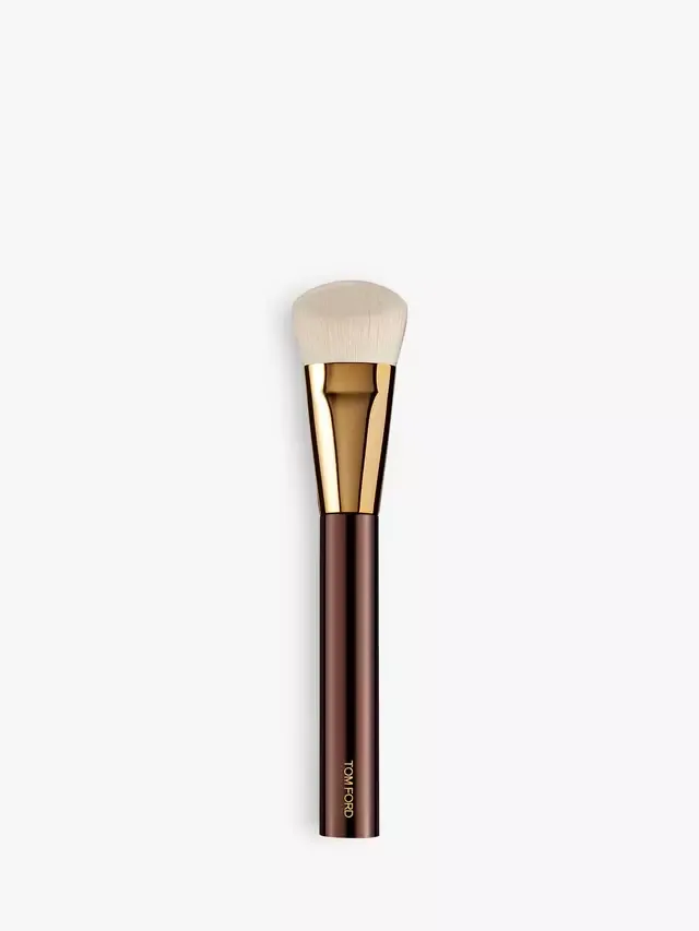 Кисть для нанесения тональной основы Shade & Illuminate TOM FORD