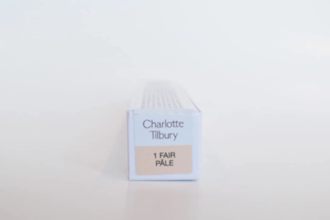 Сияющий консилер Charlotte Tilbury Beatiful Skin Radiant Concealer, 7.2 г, оттенок 1 Fair Charlotte Tilbury — фото 3