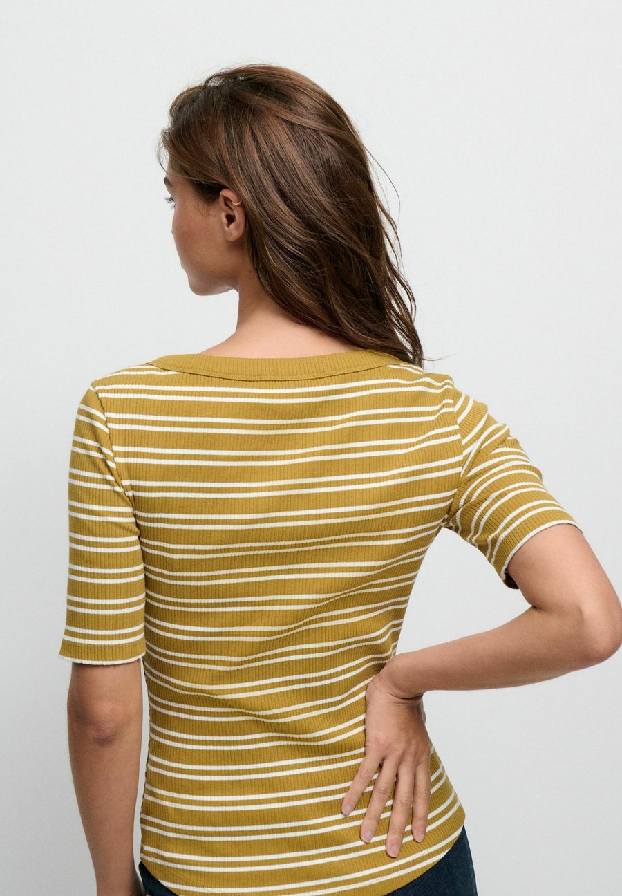 Футболка Next WIDE SHORT SLEEVE HENLEY, Ecru Olive/Olive — фото 2