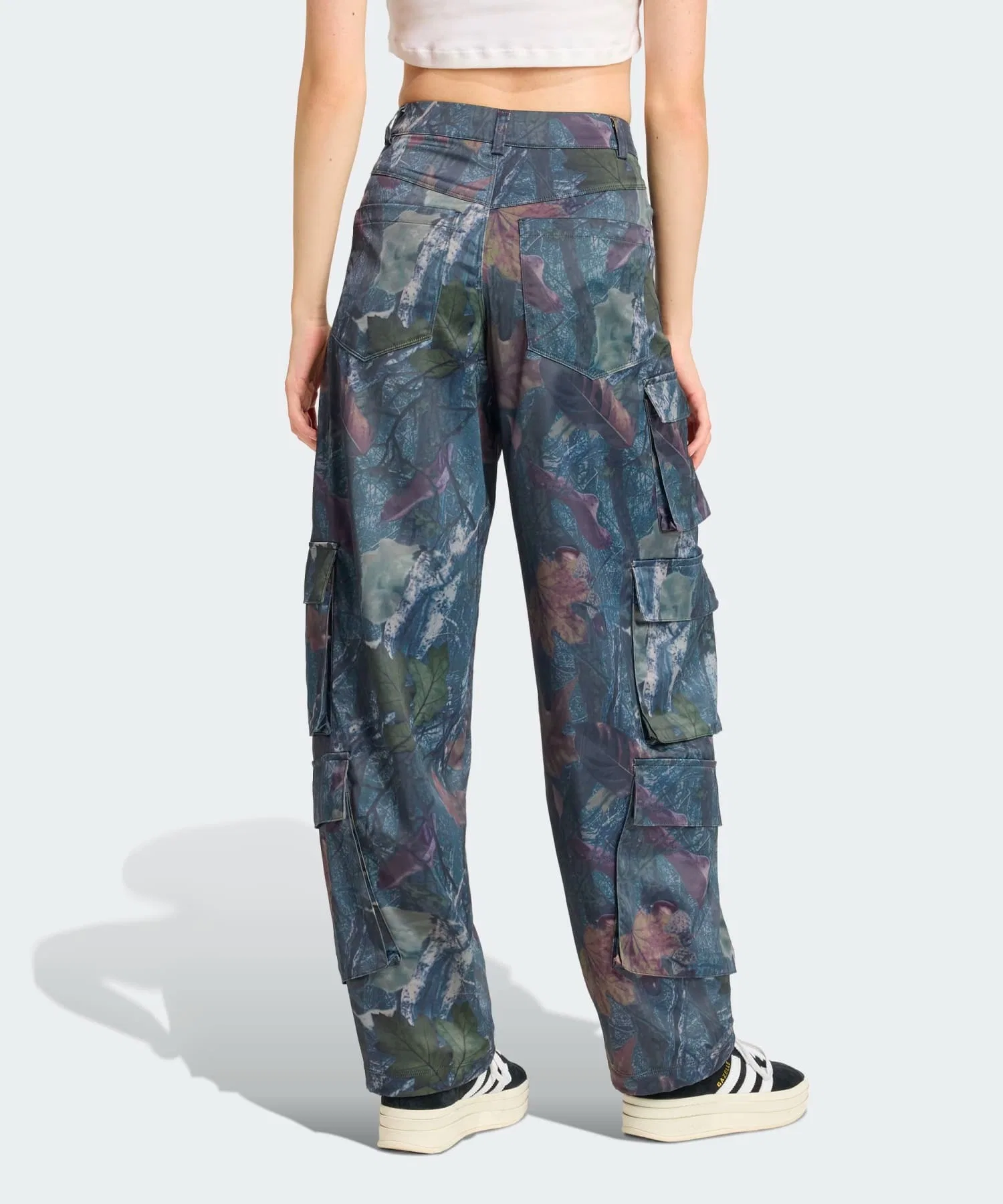 Брюки-карго из атласа с камуфляжным принтом в виде листьев от adidas Originals / adidas Originals — фото 2