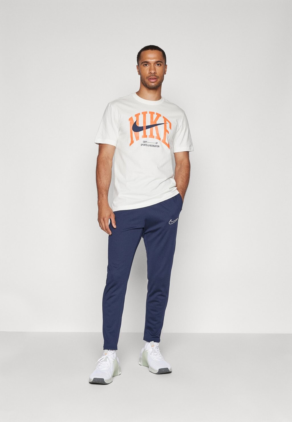 

Спортивная футболка TEE MODERN FITNESS Nike, белый