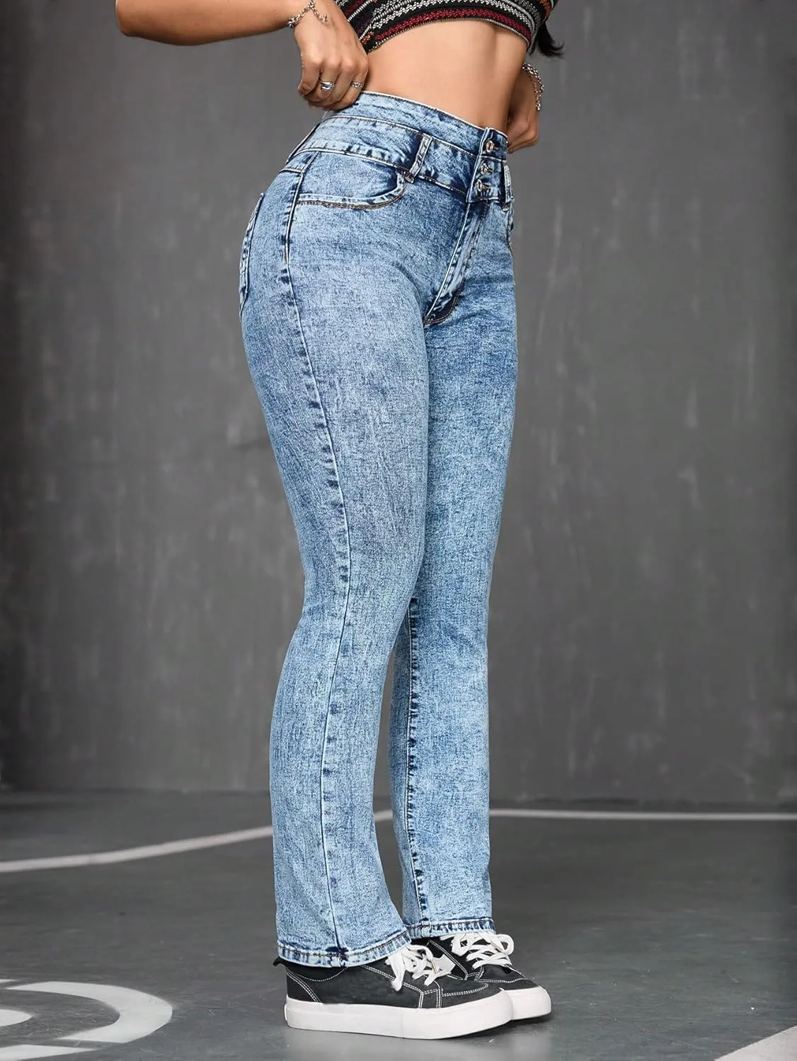 Джинсы High-Waisted, светло-голубой деним, слегка расклешенные — фото 4