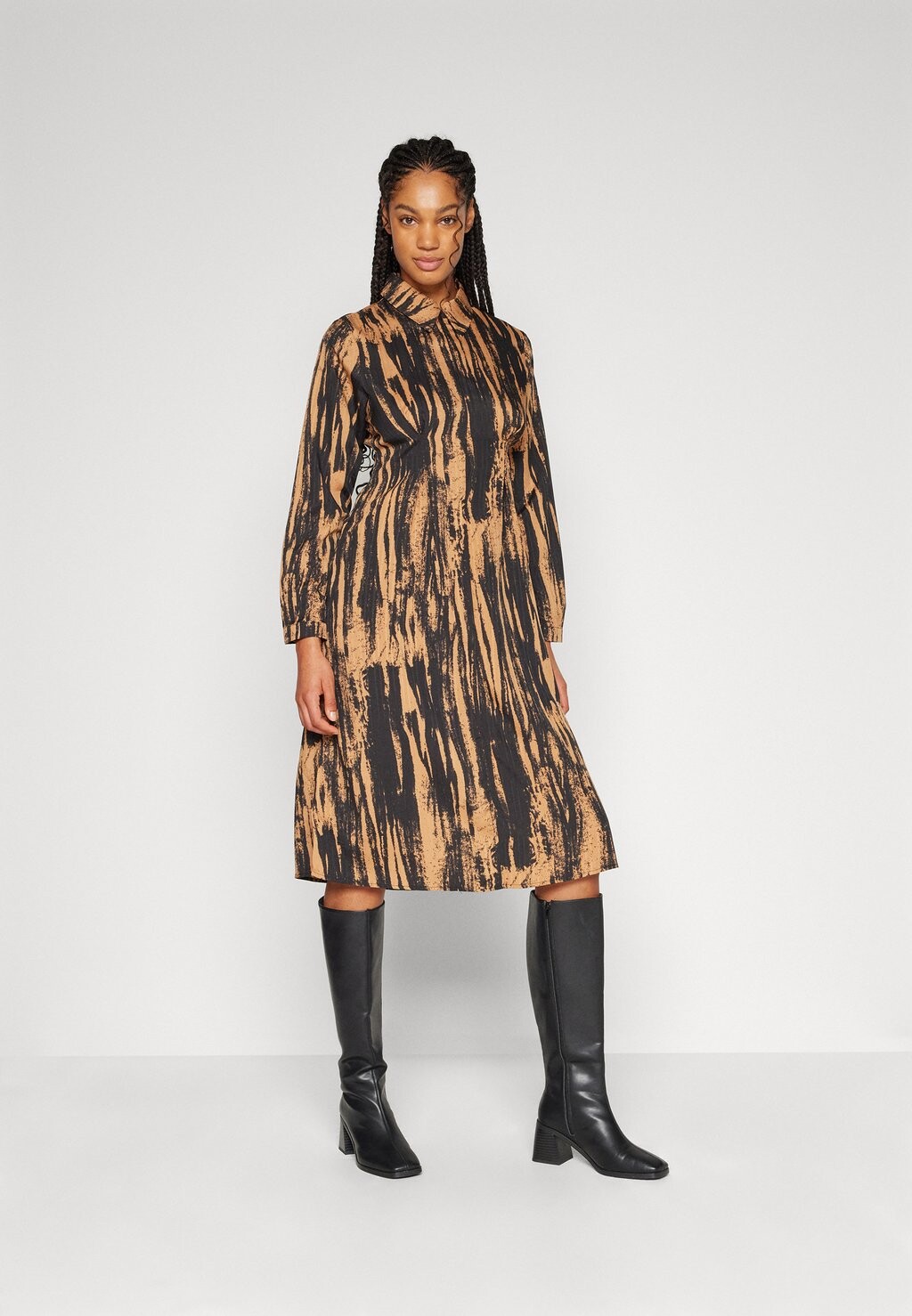 

Летнее платье Onlwoodie Л/С Молния Б.К. Dress Ex Ptm ONLY, цвет chipmunk aop:annie graphic