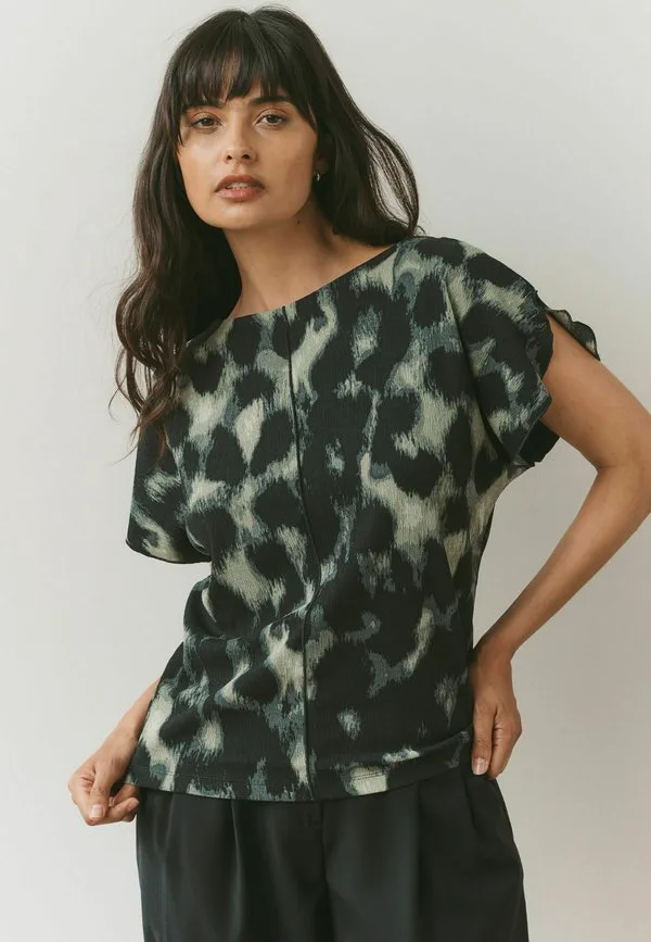 

Футболка прямого кроя с рукавами-крылышками и текстурированным принтом. Next, Green Animal Print, Зеленый, Футболка прямого кроя с рукавами-крылышками и текстурированным принтом. Next, Green Animal Print