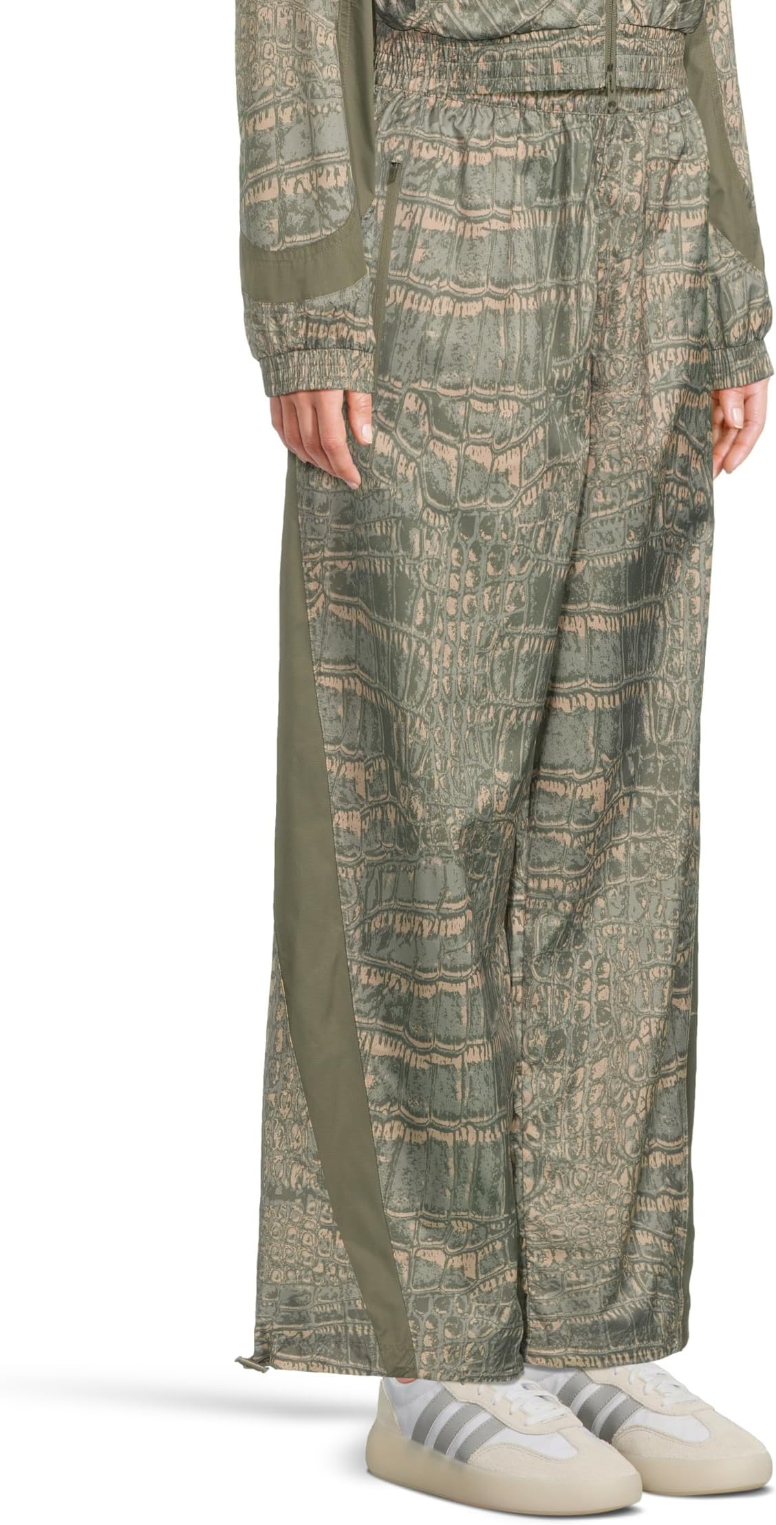 Брюки adidas by Stella McCartney Trackpants Printed JN2212, цвет Soft Powder Legacy Green Willow Grey — фото 2