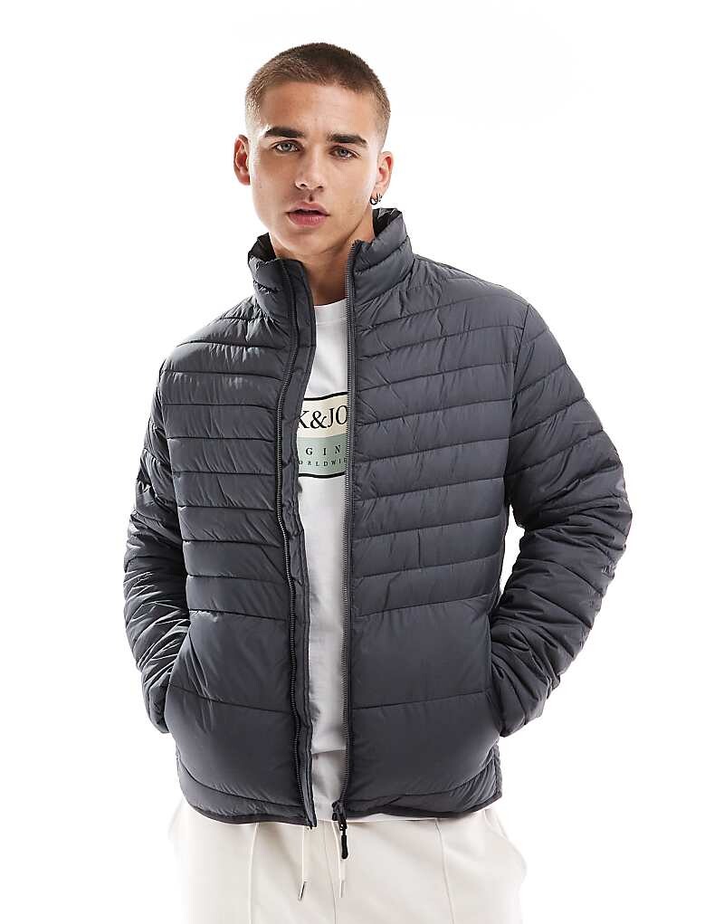 

Темно-серая компактная стеганая куртка с воротником стойкой Jack & Jones