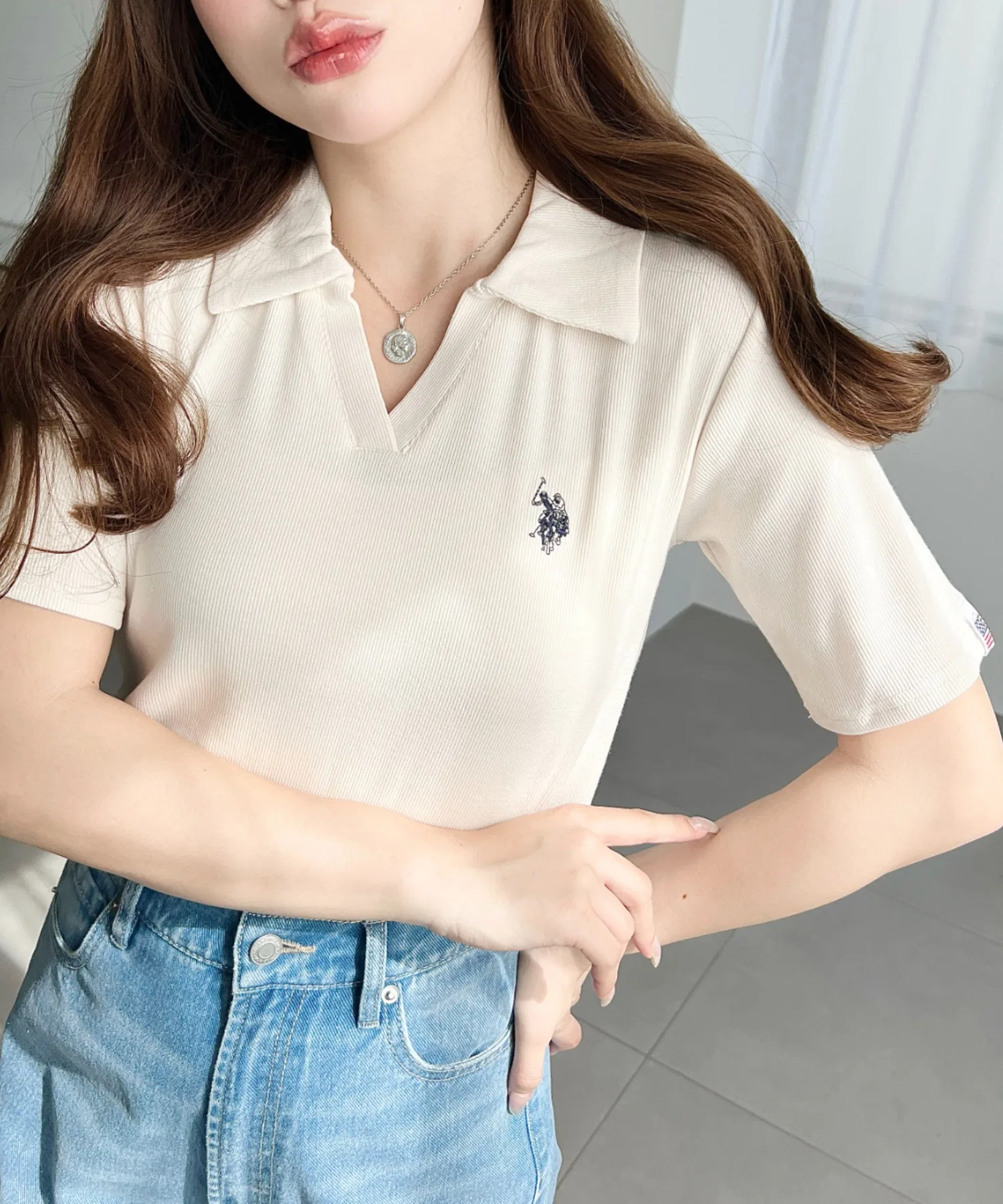 Женская футболка U.S. POLO ASSN. с вышивкой и V-образным вырезом бежевого цвета
