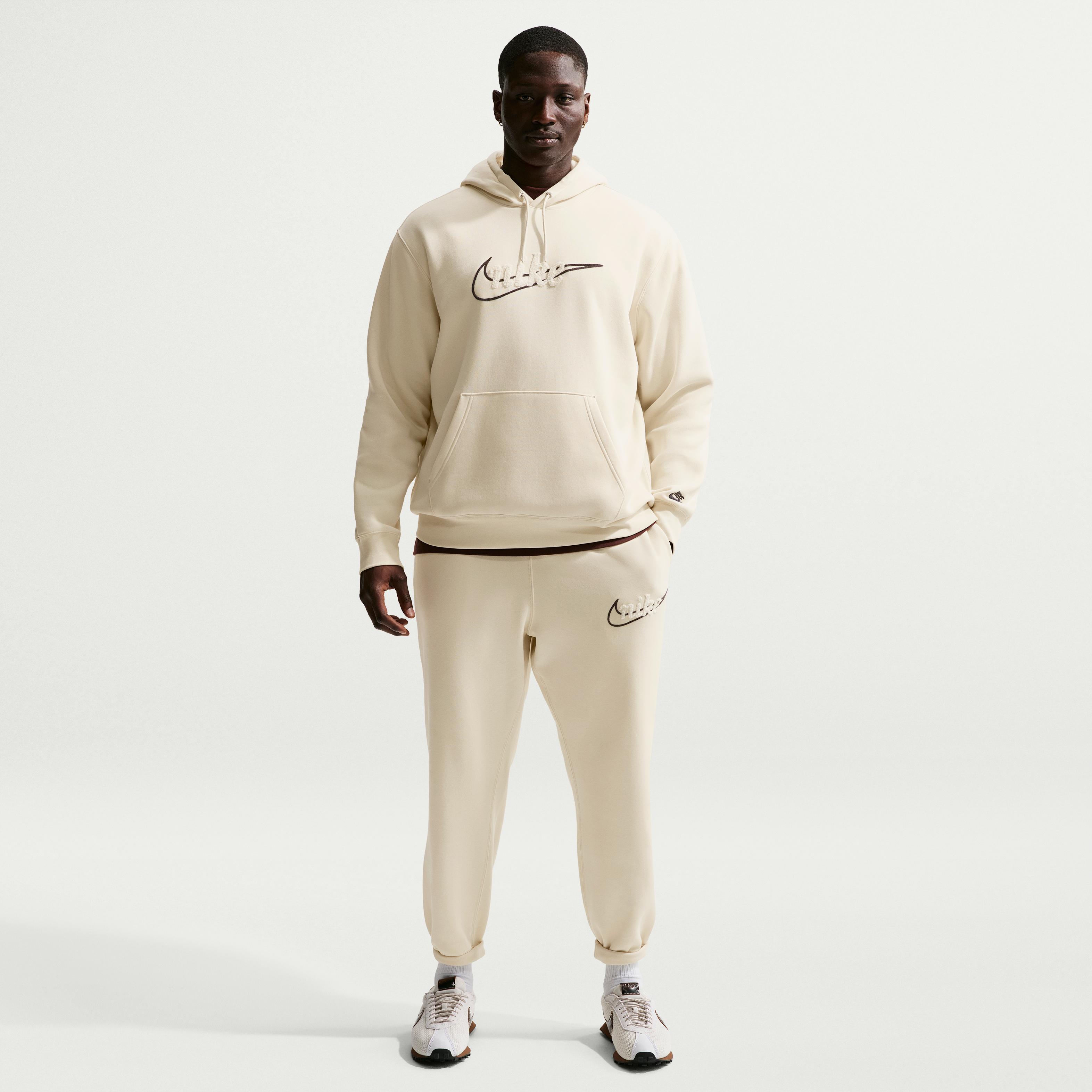 Спортивные брюки Nike Sportswear Club Track Pants, цвет «бежевый» — фото 2