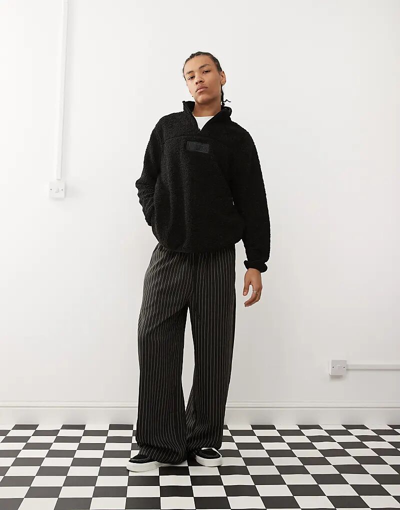 

В коробке шерпа 1/4 флис черного цвета Vans