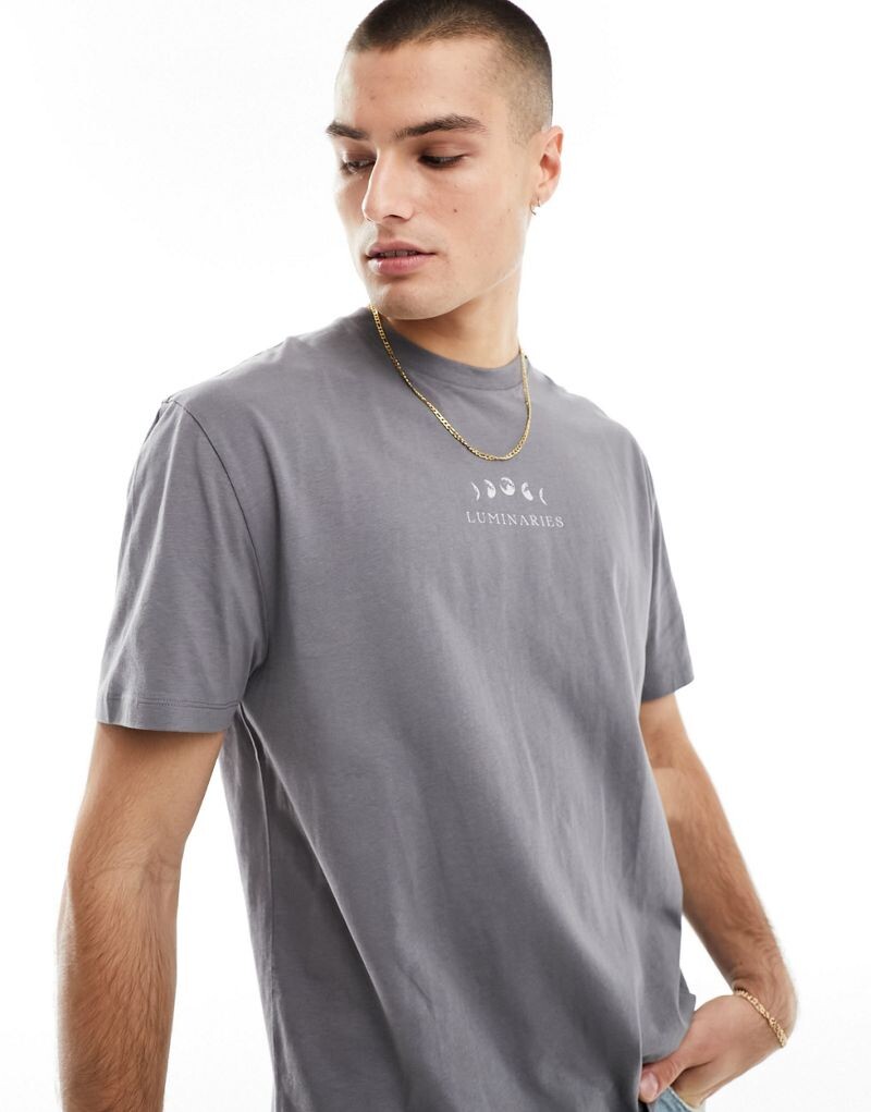 

Серая свободная футболка с небесным принтом на груди ASOS DESIGN