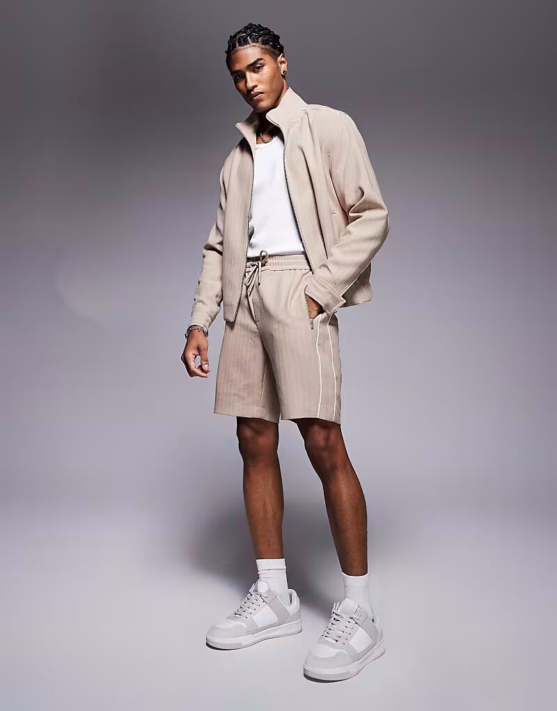 

Шорты в тонкую полоску от River Island в цвете «камень»
