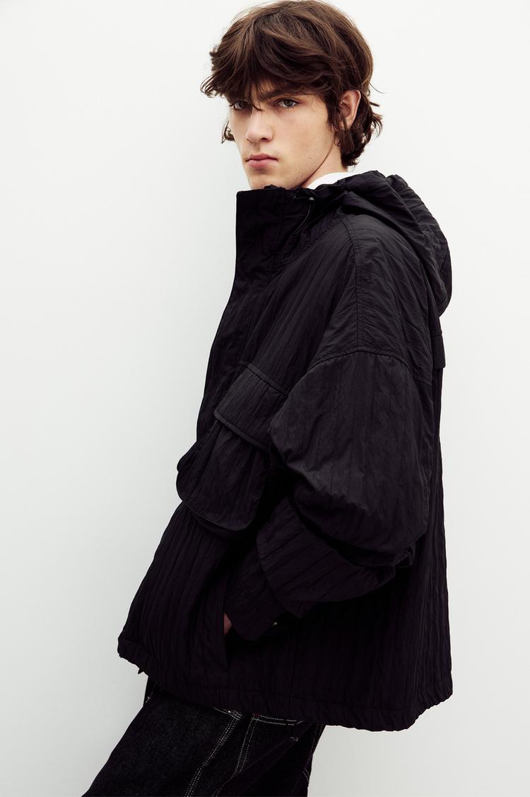 

Плащ с капюшоном и мятой отделкой Pull And Bear, черный