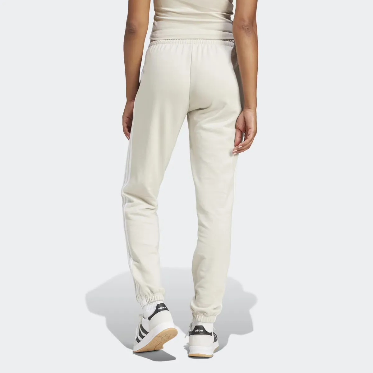 Женские Essentials Французские махровые брюки Adidas с манжетами и манжетами в 3 полоски, серый — фото 2