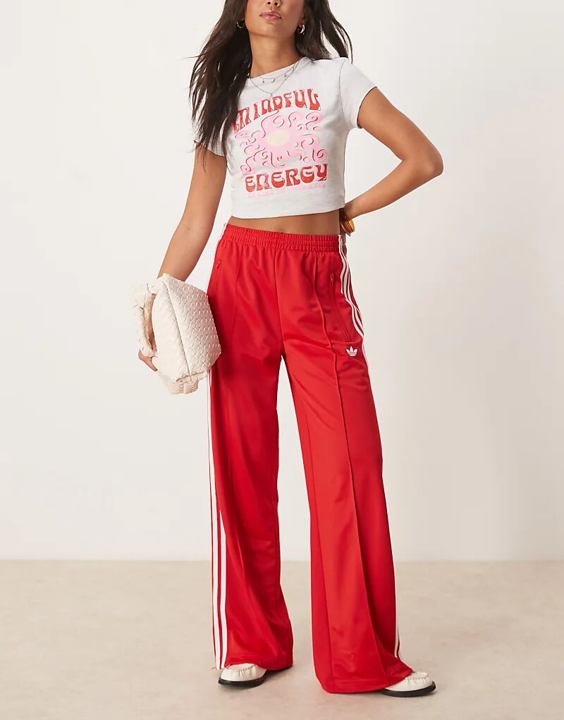 

Спортивные брюки adidas Originals Firebird Loose красного цвета
