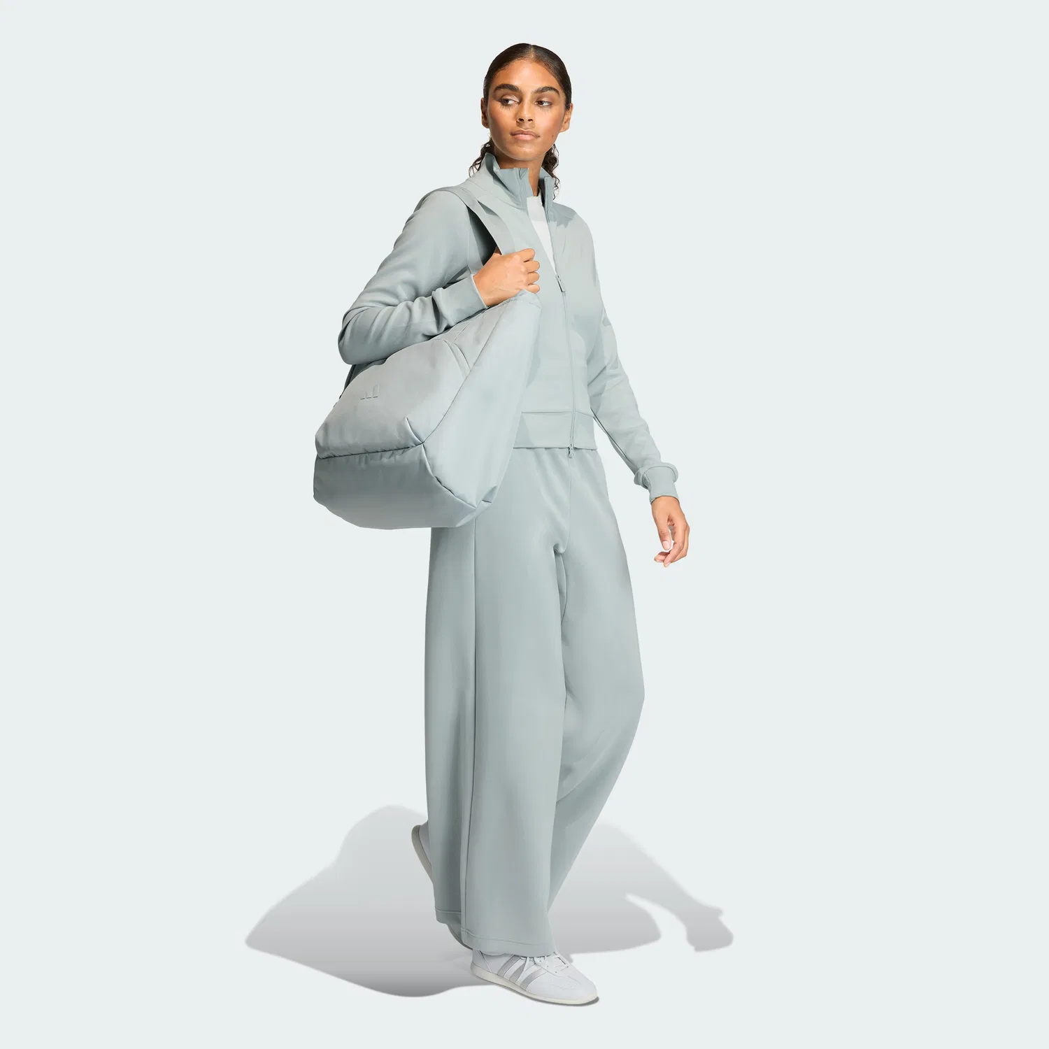 Женская приталенная спортивная куртка Soft Luxe Wonder Sage от Adidas — фото 3