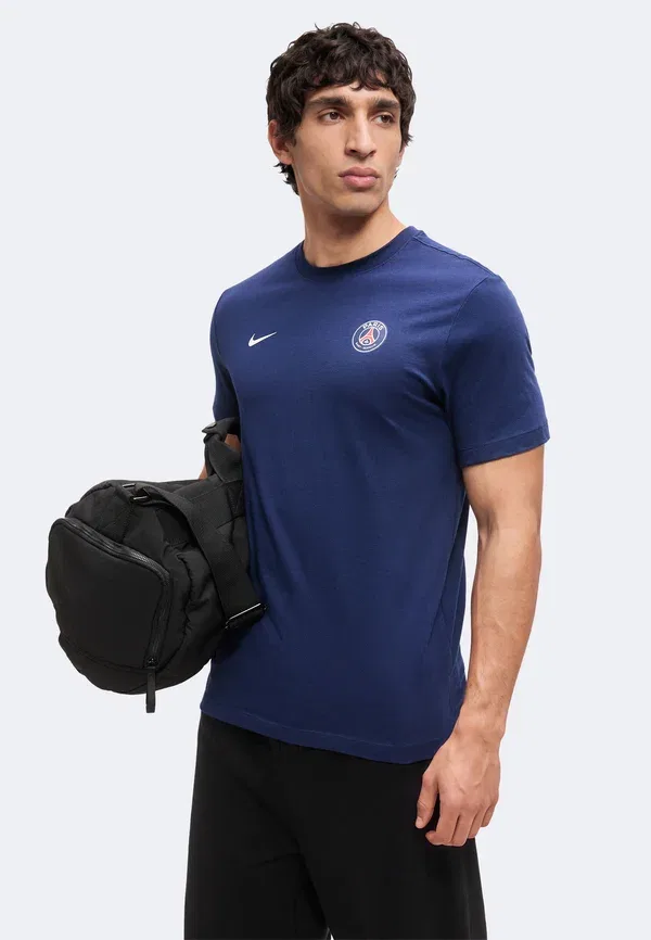 Футболка Nike Performance Paris Saint Germain Crest Essential Tee Club Wear, темно-синяя — фото 4