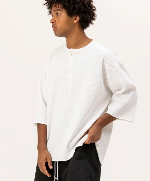 

UNFRM OUTDOOR STANDARD Футболка, эластичная, влагоотводящая, быстросохнущая, с защитой от УФ-излучения, с широким вырезом, бренд UNFRM, цвет белый