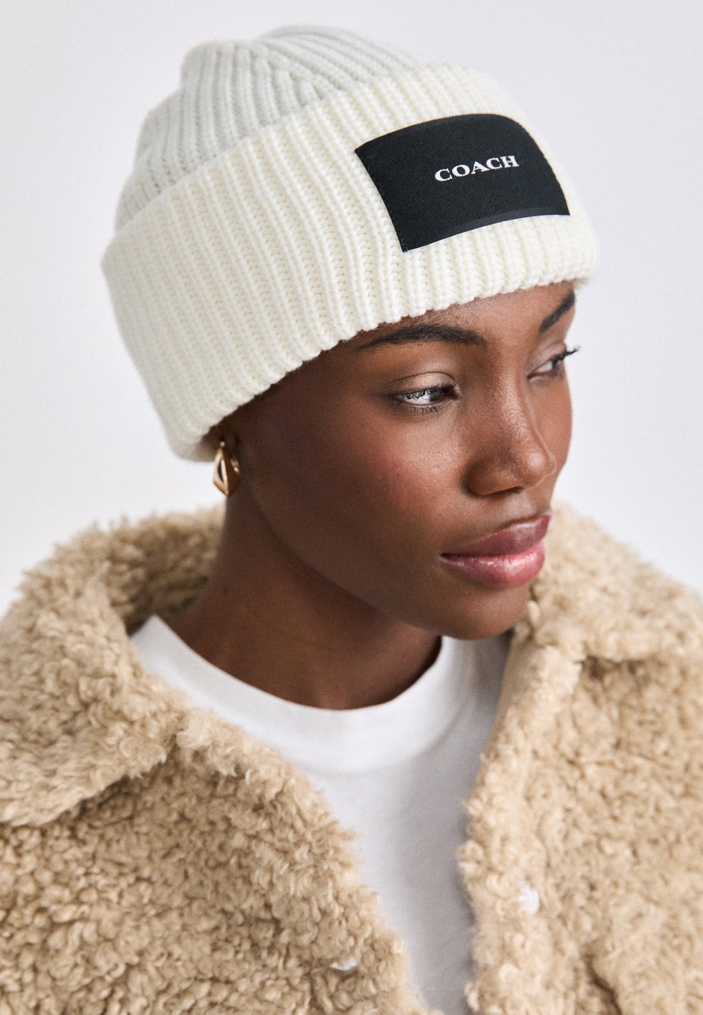 

Шапка WOVEN PATCH BEANIE COACH, молочный