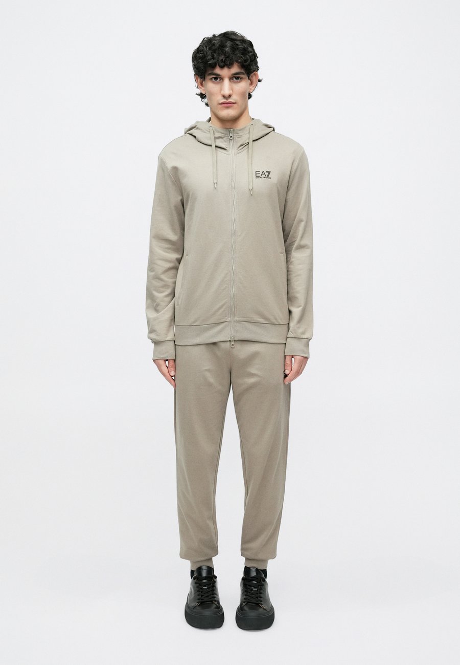 

Спортивный костюм EA7 Emporio Armani TRAIN CORE, Roasted Cashew/Sand