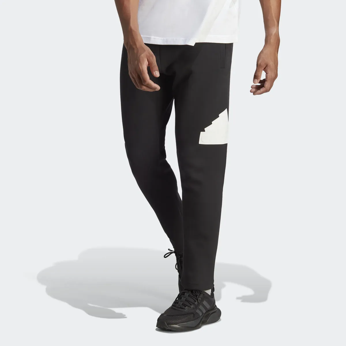 

Спортивные брюки Adidas Sportswear "FUTURE ICONS BADGE OF SPORT PANTS" (1 шт.), белый