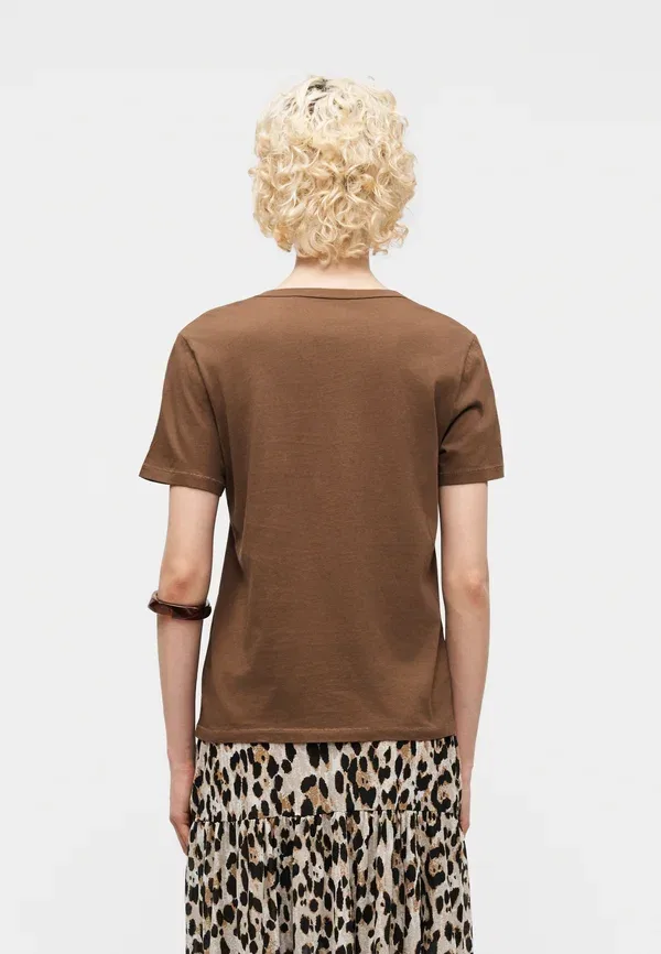 Футболка базовая Gap, цвет холодный коричневый — фото 3