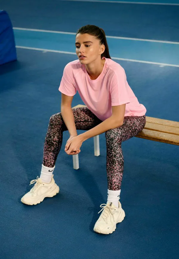 Обычная спортивная футболка с круглым вырезом и коротким рукавом. Next, Pink — фото 2