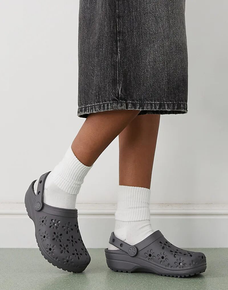Классические сабо Crocs с цветочным вырезом, темно-синего цвета — фото 3