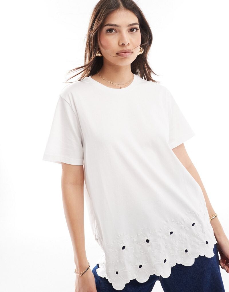 

Белая футболка с вышивкой по краю ASOS DESIGN