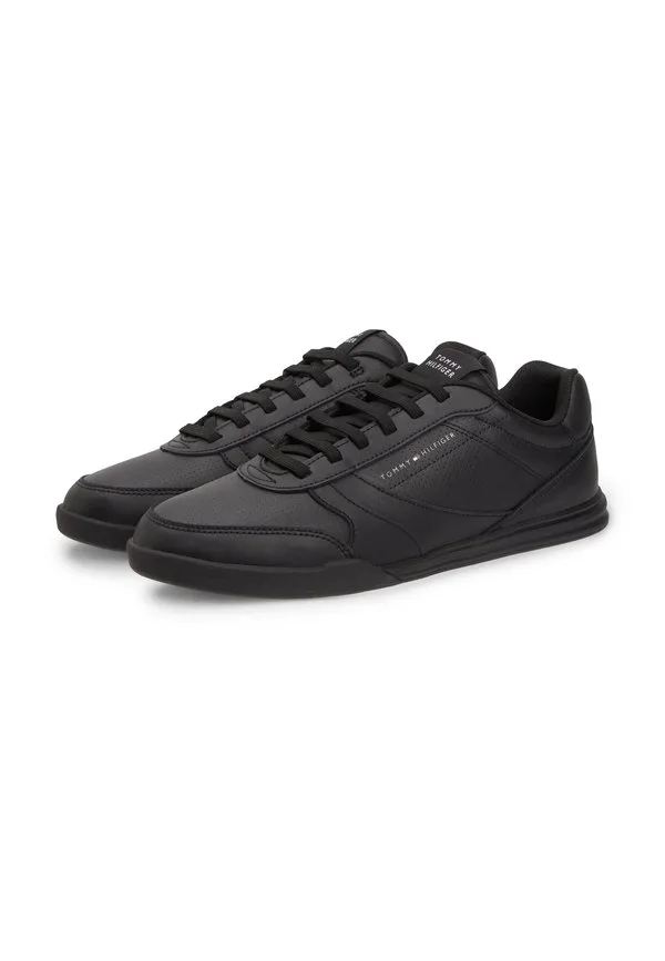 Сочетайте кроссовки на каблуках с кожаными кроссовками. Tommy Hilfiger, Black — фото 2