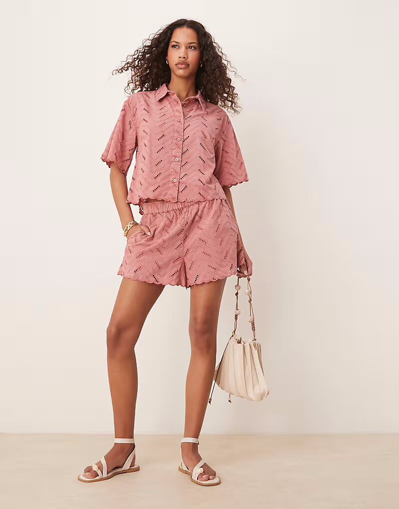 

Свободные шорты ASOS DESIGN с геометрическим узором и вышивкой розового цвета