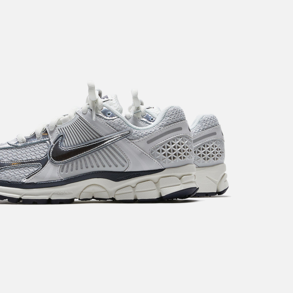Кроссовки Nike WMNS Zoom Vomero 5, цвет Photon Dust/Chrome/Gridiron/Sail — фото 3
