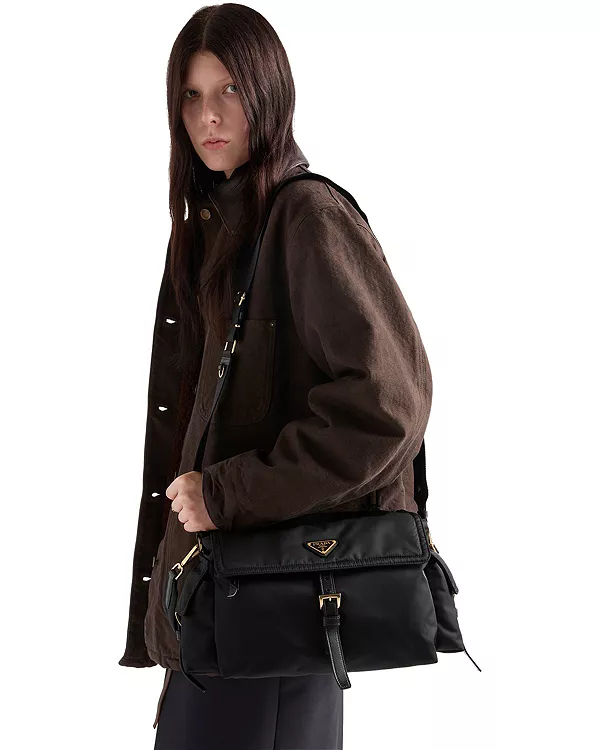 Ознакомьтесь с большой нейлоновой сумкой через плечо с клапаном. Prada, черный — фото 2