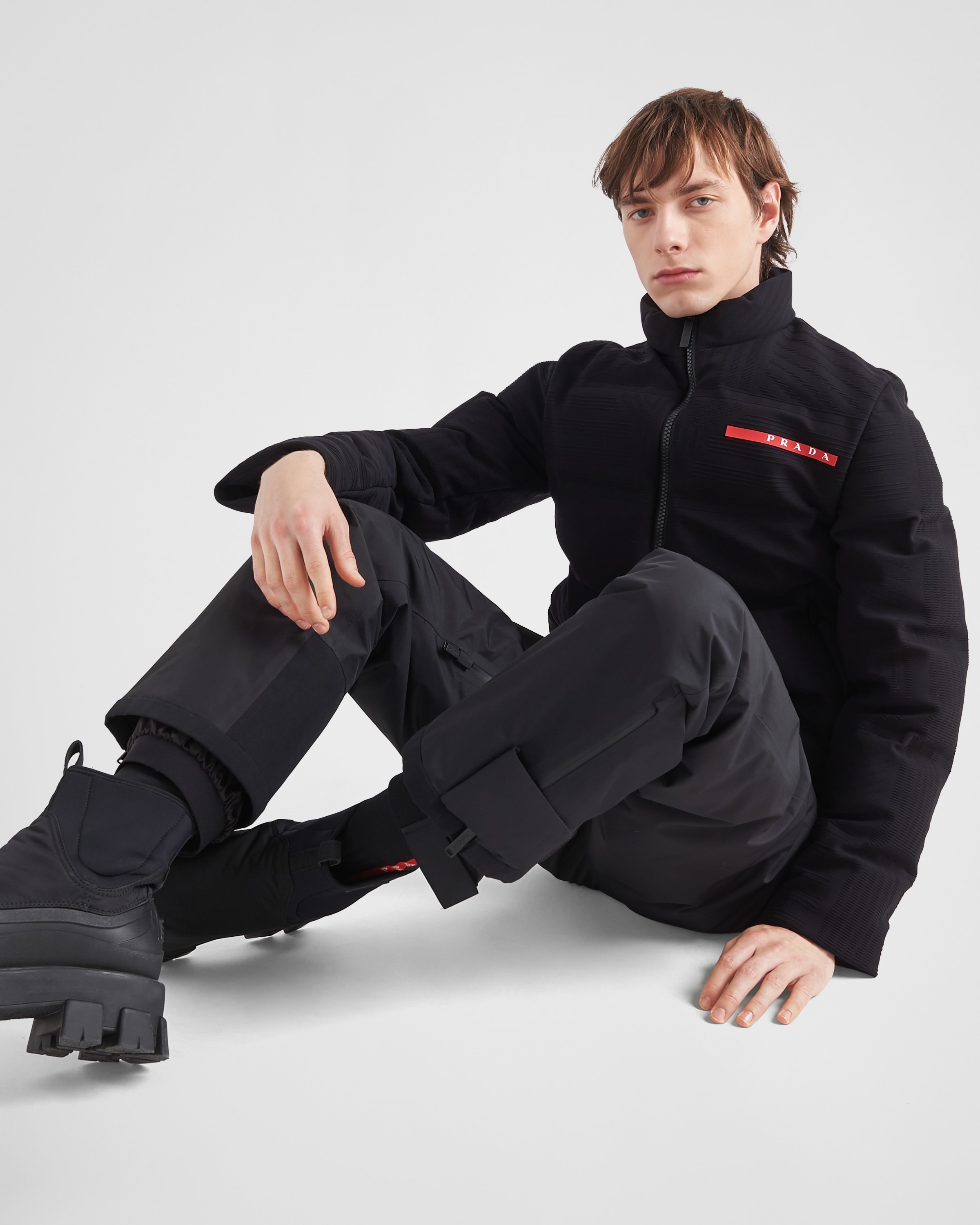 Укороченная пуховая куртка из технического трикотажа Prada, черный — фото 4