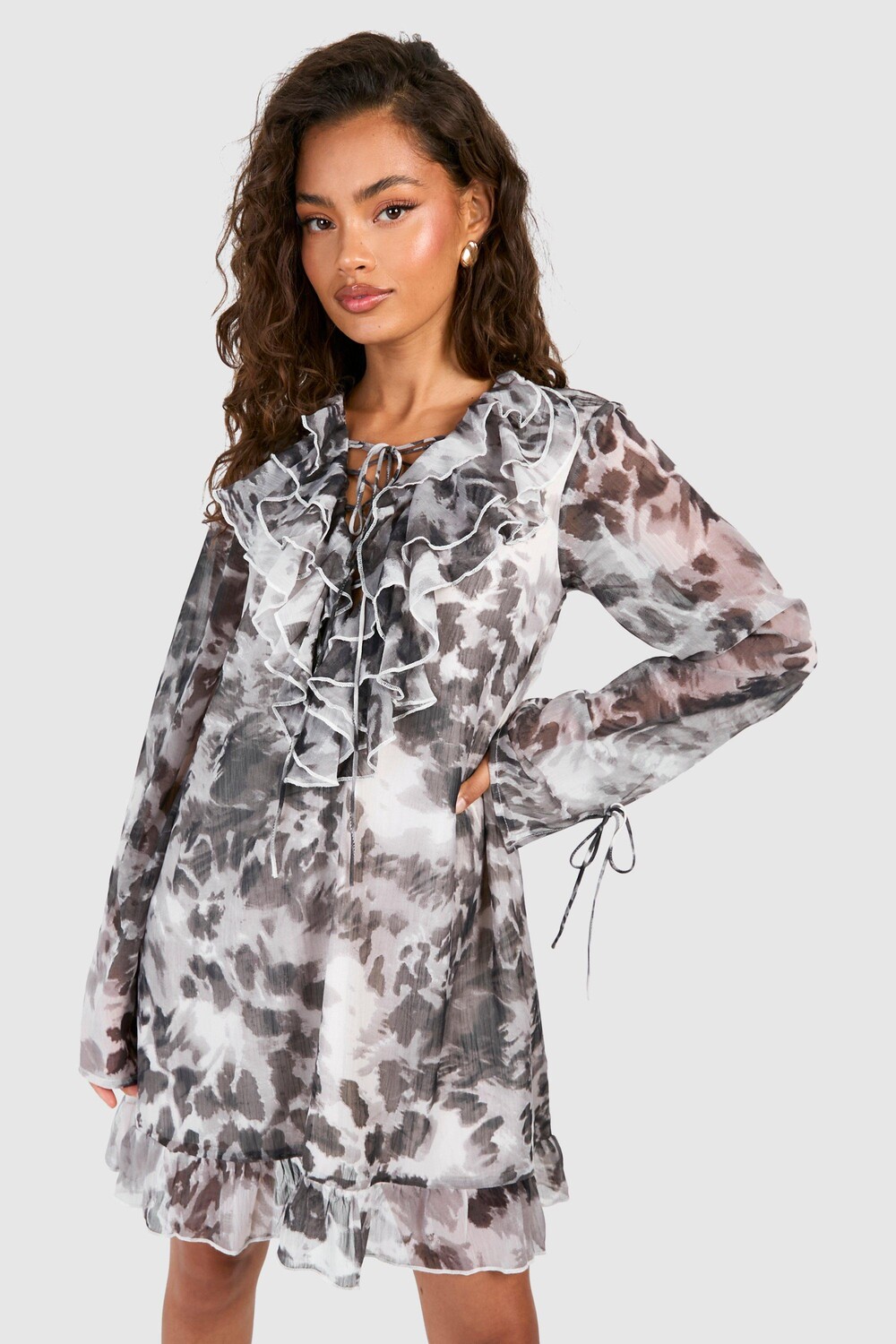 

Шифоновое мини-платье с леопардовым принтом и оборками спереди boohoo, черный