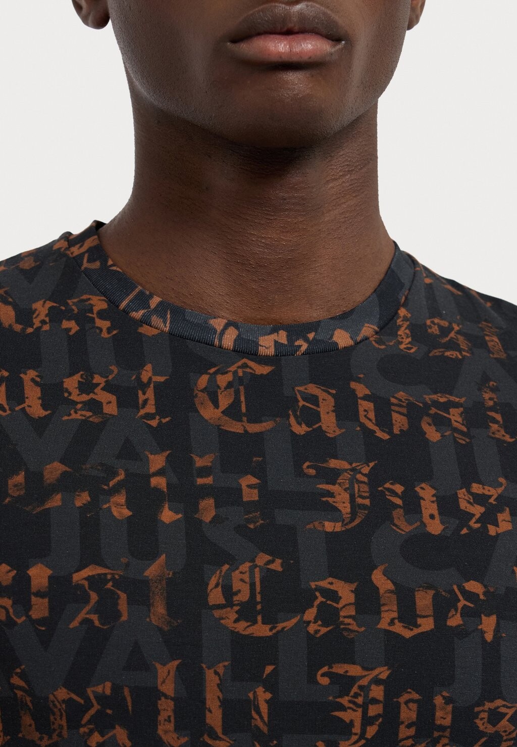 

Футболка с принтом ALLOVER GOTHIC LOGO Just Cavalli, черный