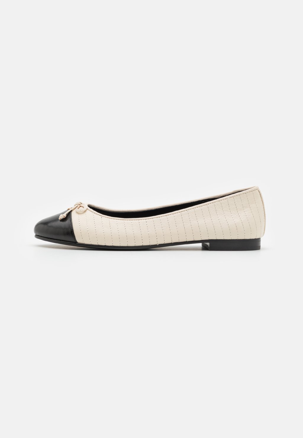 

Балетки Cap Toe Tory Burch, цвет light cream/perfect black