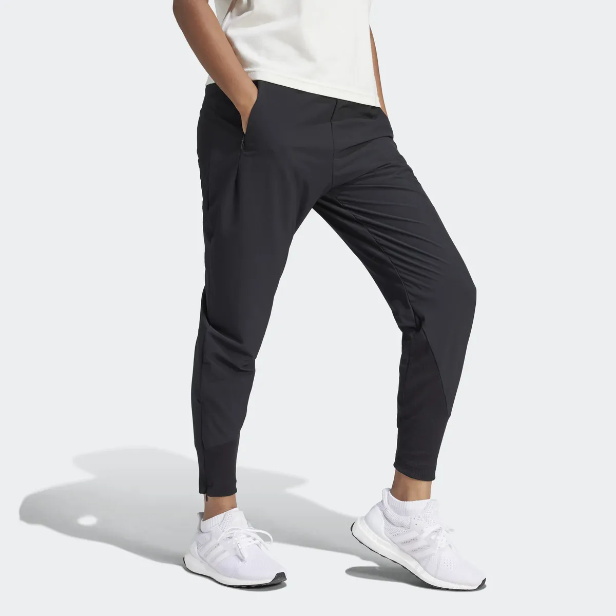 

Спортивные брюки Adidas Sportswear "W Z.N.E. ВВН ПТ" (1 шт.), черный