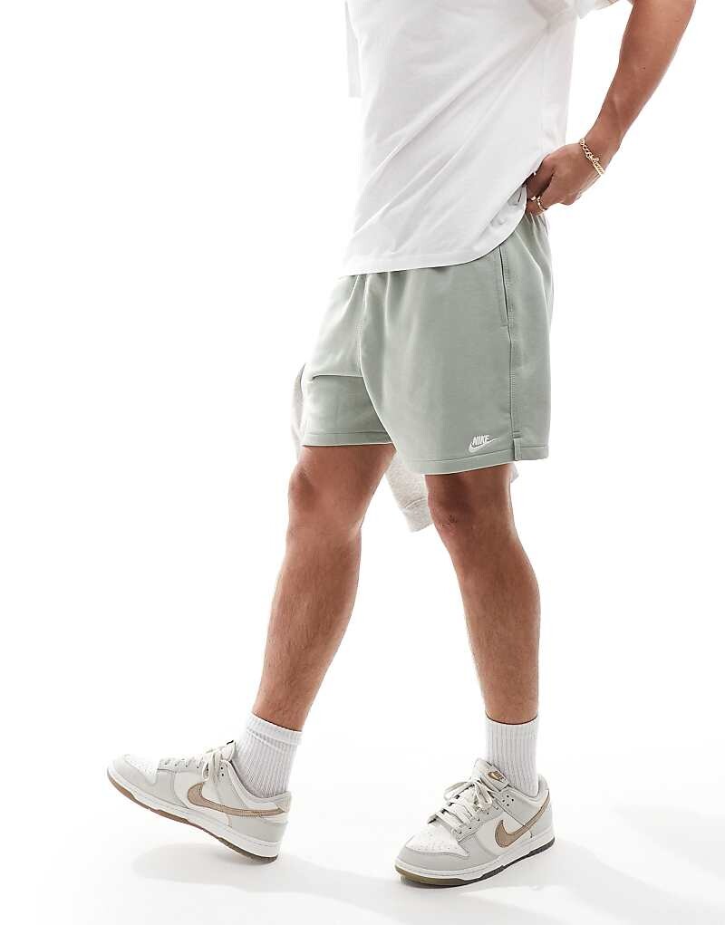 

Оливковые махровые шорты Nike Club