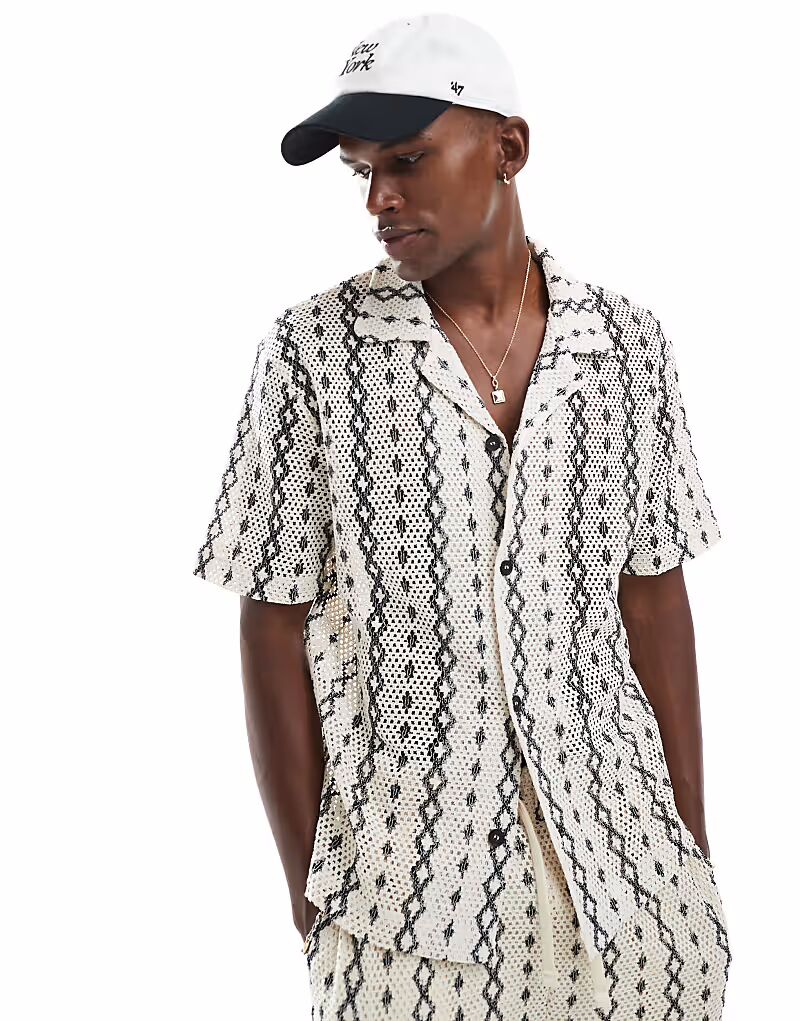 

Вязаная крючком рубашка с воротником-стойкой цвета кремовый River Island