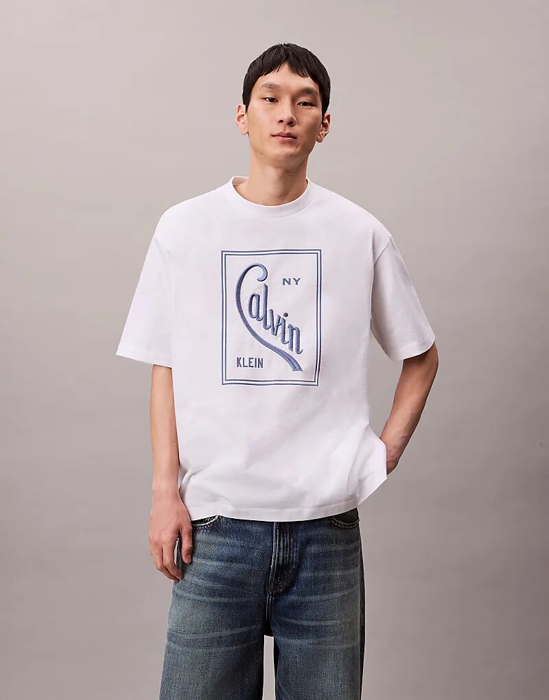 

Футболка с графическим принтом Calvin Klein Jeans белого и синего цветов