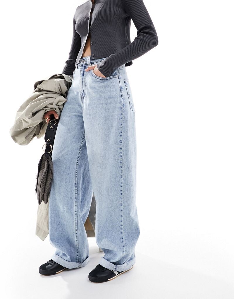 

Голубые свободные джинсы с глубокими складками ASOS DESIGN