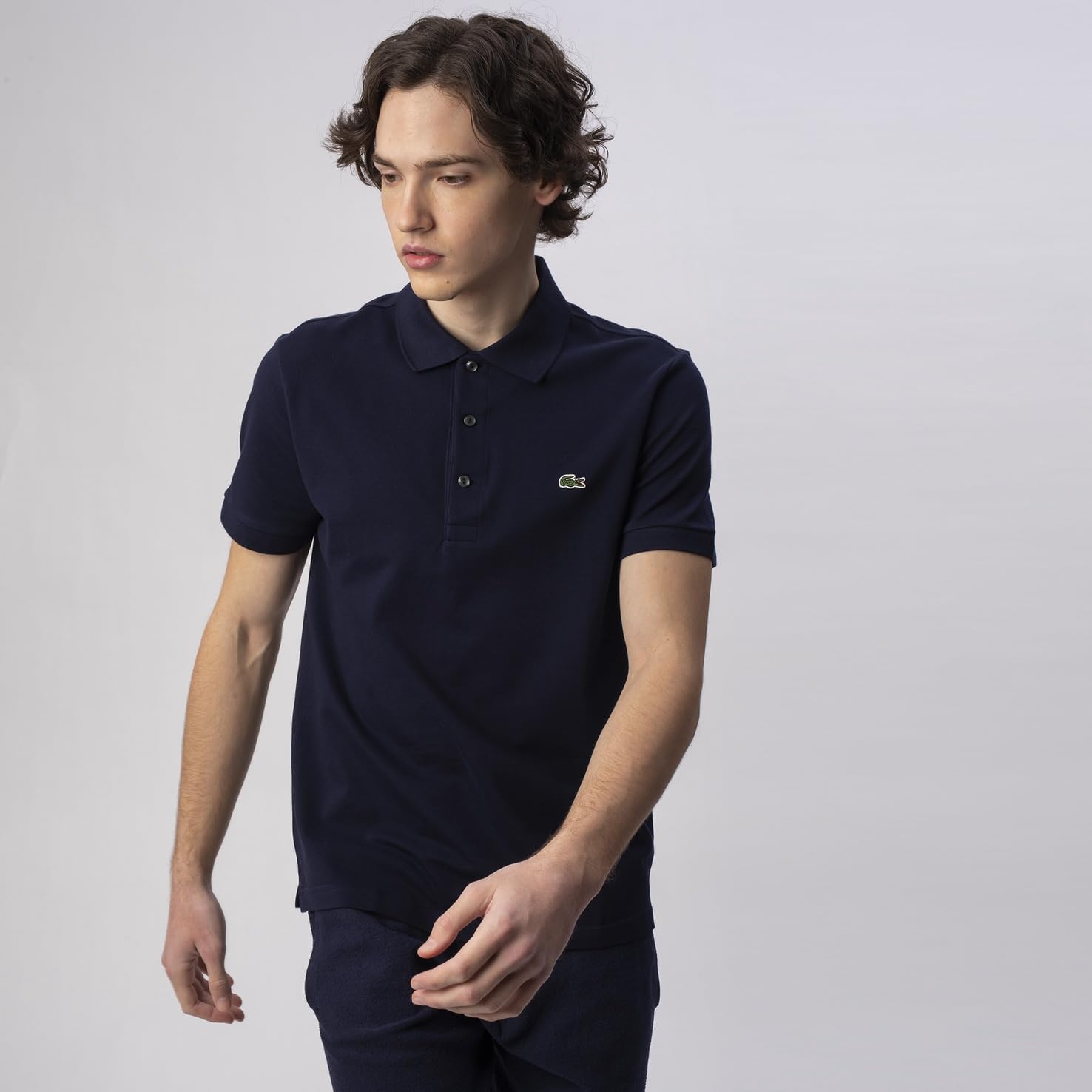 Официальная мужская поло-рубашка LACOSTE приталенного кроя, однотонная (с коротким рукавом), темно-синий — фото 4