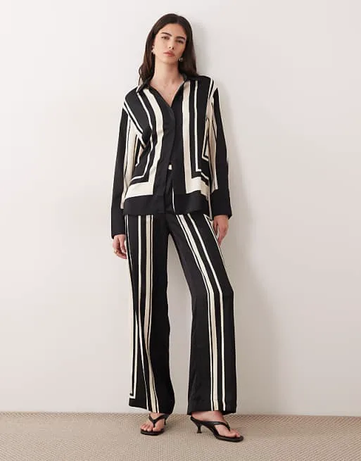 

Атласные комбинезоны Mango Carol с монохромным геопринтом